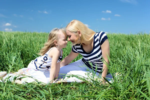 Moeder met haar dochter outdoors — Stockfoto