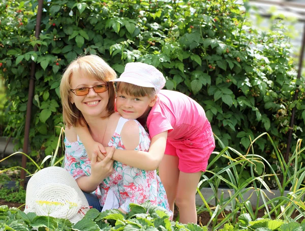 Mutter und Tochter gärtnern zusammen — Stockfoto