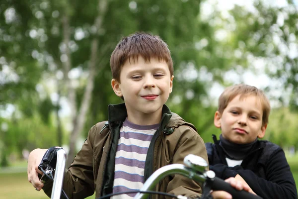 Αγόρι σε ποδήλατο στο πράσινο πάρκο — Φωτογραφία Αρχείου