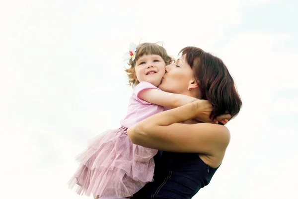 Retrato de mãe com filha ao ar livre — Fotografia de Stock