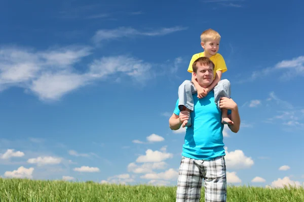 Vater mit Sohn an Sommertagen im Freien — Stockfoto