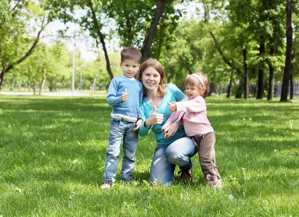 Portrét matku a děti v parku — Stock fotografie