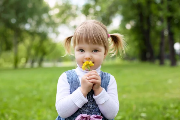 Portrait d'une petite fille en plein air — Photo