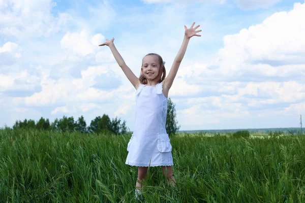 Little girl outdoors — Stock Photo, Image