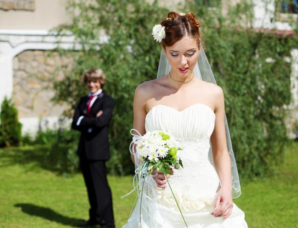Портрет молодой невесты в белом платье — стоковое фото