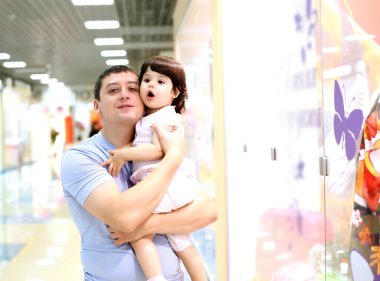 Baba ve çocuk alışveriş yaparken