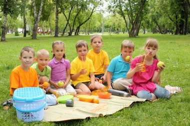 Grup birlikte parkta oturan çocuk