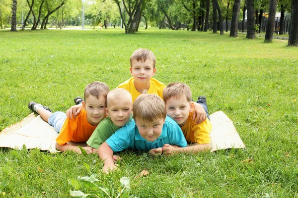 Grupp av barn i parken — Stockfoto