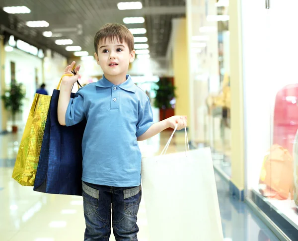 Küçük çocuk alışveriş yaparken — Stok fotoğraf