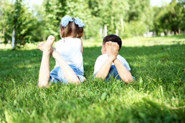 Брат и сестра в летнем парке — стоковое фото