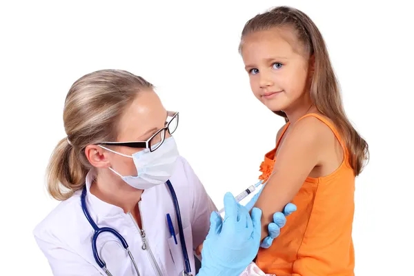 Médico que administra a vacina à criança — Fotografia de Stock