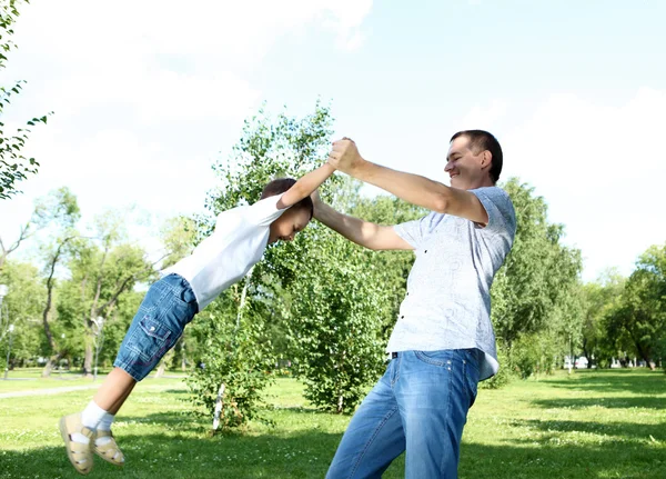 Far och son i parken sommaren — Stockfoto