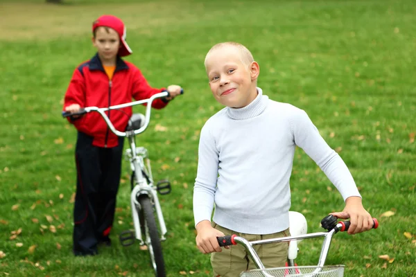緑豊かな公園で自転車の少年 — ストック写真