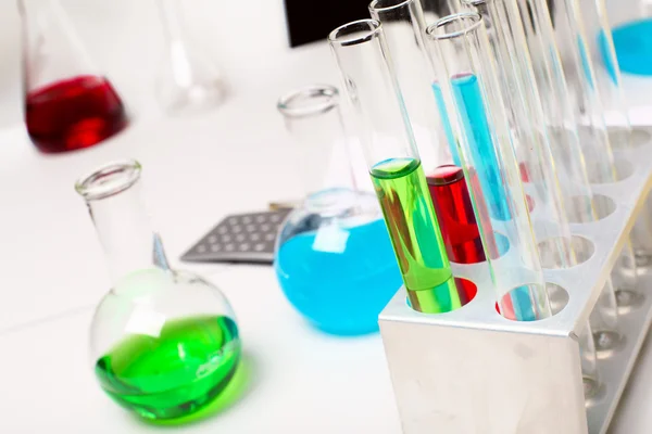 Equipos de laboratorio de química o biología — Foto de Stock