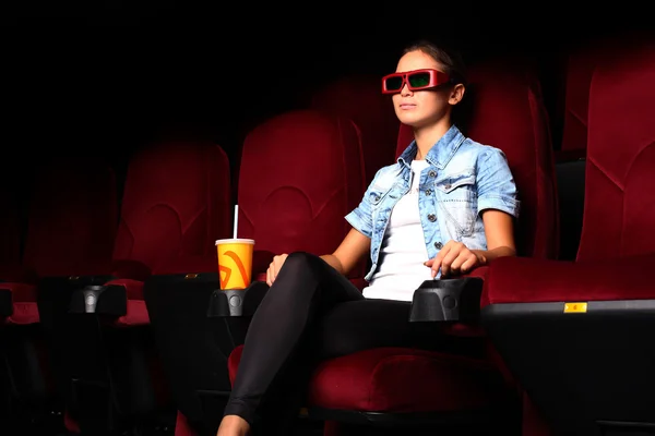Fiatal lány a moziban — Stock Fotó