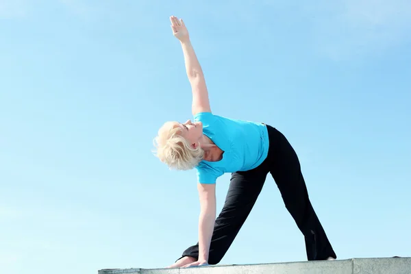 Portret van een senior vrouw doen yoga — Stockfoto