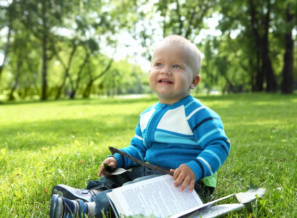 Portret małego chłopca w parku — Zdjęcie stockowe