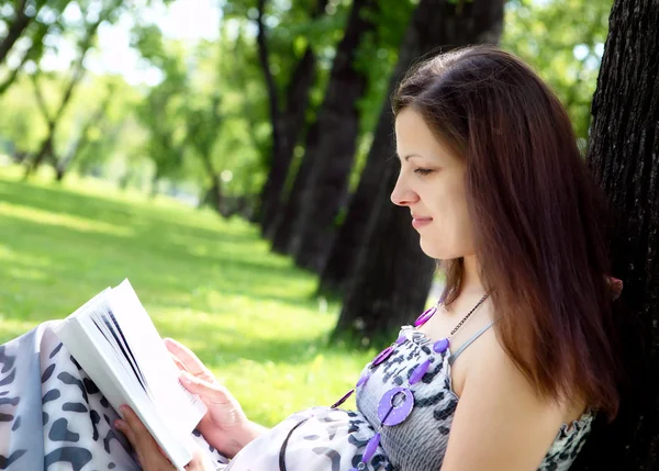 怀孕的女人，在公园里的肖像 — 图库照片