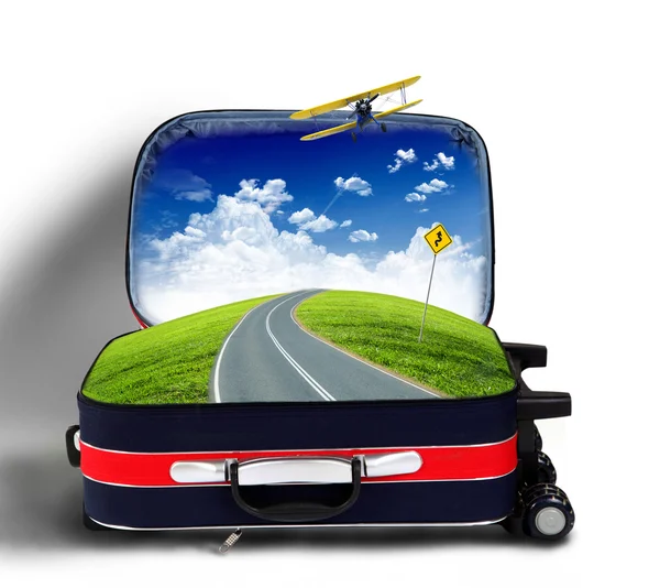 Röda resväska med landskap och vägen inuti — Stockfoto
