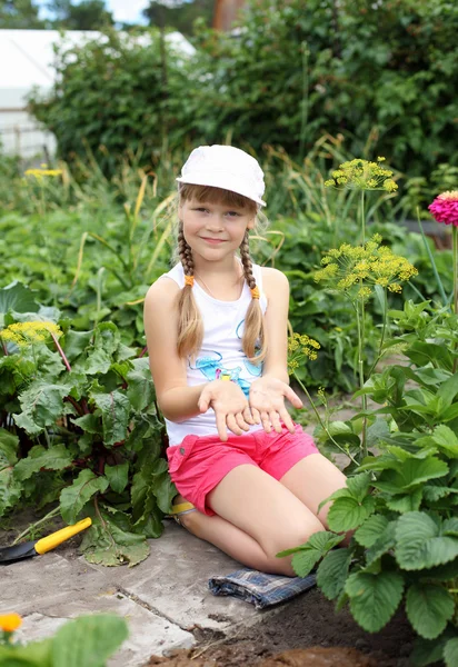 Flicka trädgårdsskötsel i sommaren — Stockfoto