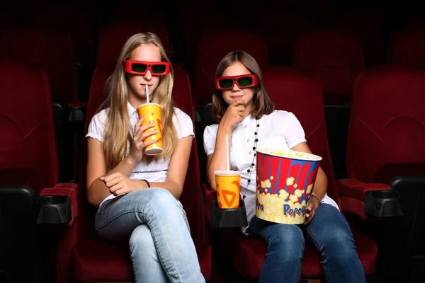 Två unga flickor tittar på biograf Stockfoto