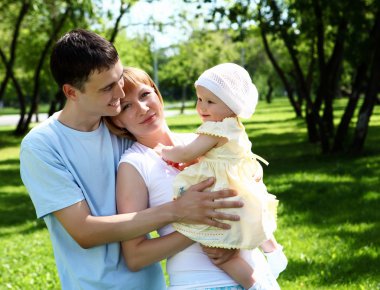 parkta birlikte genç aile