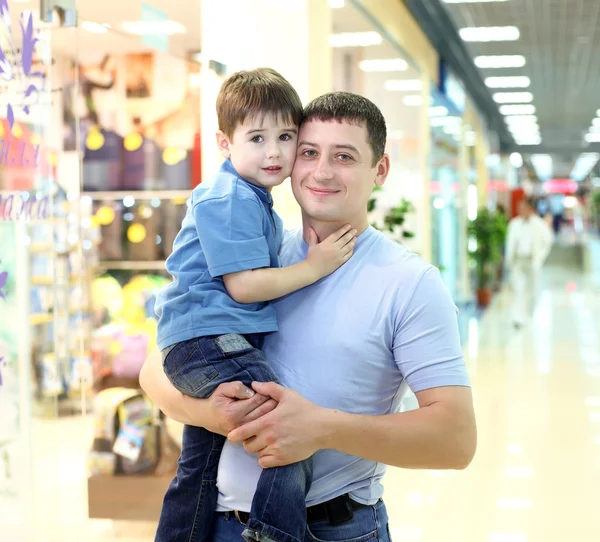 Vater und Kind beim Einkaufen — Stockfoto