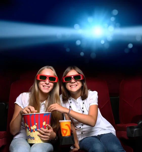 Dvě mladé dívky v kině — ストック写真