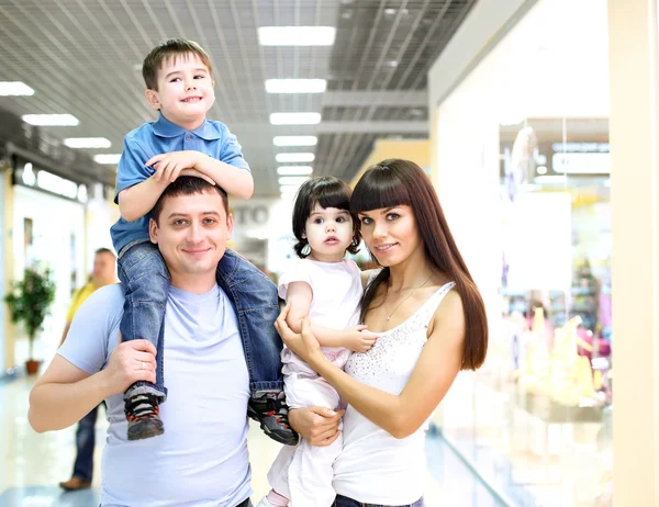 Junge Familie beim Einkaufen — Stockfoto