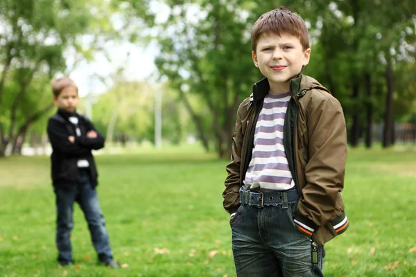 Çocuk bir arkadaşıyla yeşil park — Stok fotoğraf