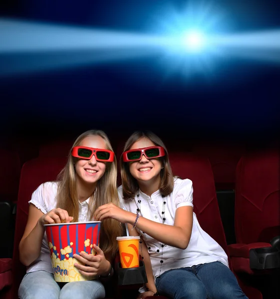 Zwei junge Mädchen im Kino — Stockfoto