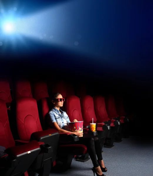 Mladá dívka v kině — ストック写真