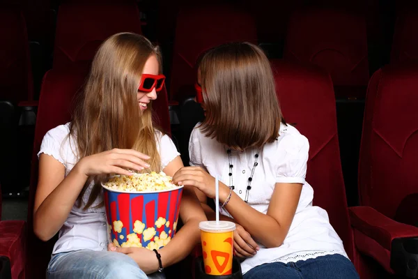 Két fiatal lány néz mozi — Stock Fotó
