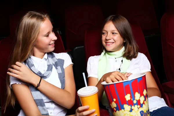 Två unga flickor tittar på biograf — Stockfoto