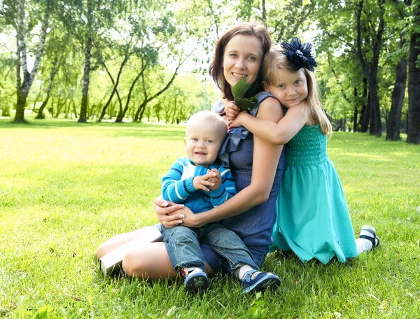Porträtt av mamma med två barn utomhus — Stockfoto