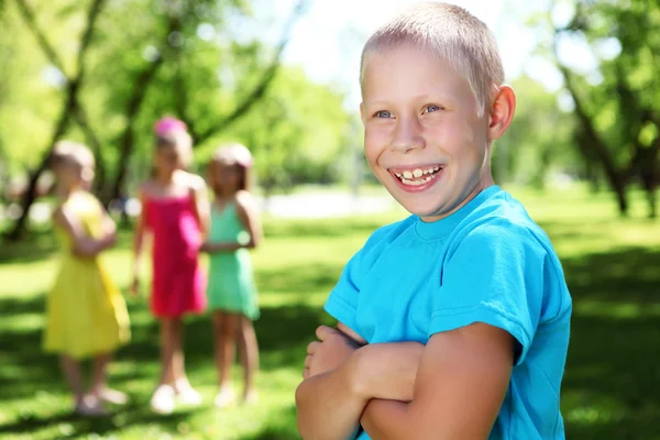 Мальчик в летнем парке — стоковое фото