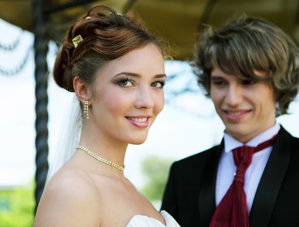 ショットの若いカップルが結婚に入る — ストック写真