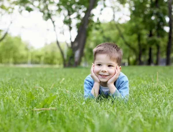 Retrato de um menino ao ar livre — Fotografia de Stock