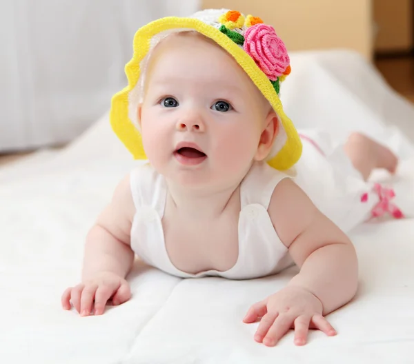 Симпатичный малыш в шляпе — стоковое фото