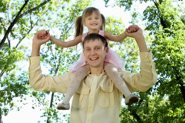 Pai com filha lá fora — Fotografia de Stock