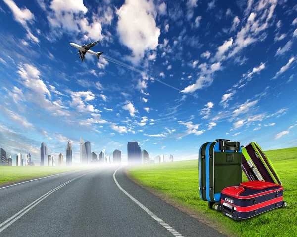 Красный чемодан и самолет — стоковое фото