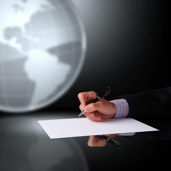 A dokumentumok aláírásakor üzletember kéz — Stock Fotó