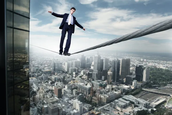 商务男人上绳子的平衡 — 图库照片