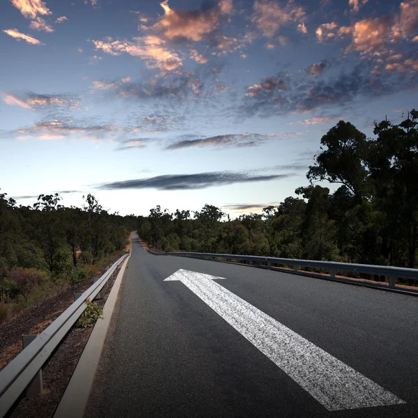 Estrada rural vazia com seta branca — Fotografia de Stock