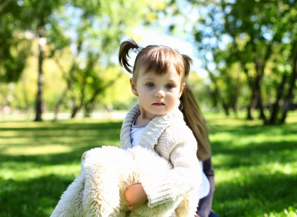 Dziewczynka gra w zielone lato park — Zdjęcie stockowe
