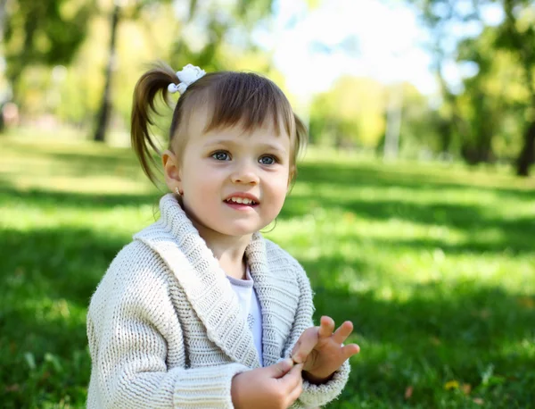 Little girl playing in green summer park — Stock Photo, Image