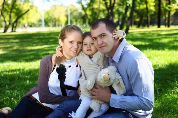 夏の公園には小さな娘と若い家族 — ストック写真
