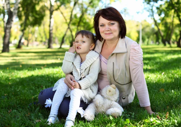 공원에서 그녀의 작은 granddaghter와 할머니 — 스톡 사진