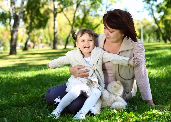 Grandmother with her little granddaghter in park — Stock Photo, Image