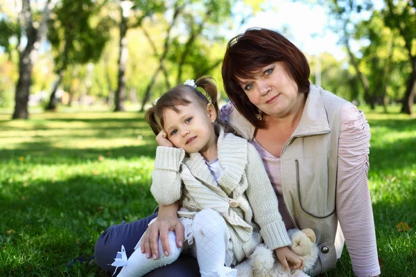 공원에서 그녀의 작은 granddaghter와 할머니 — 스톡 사진